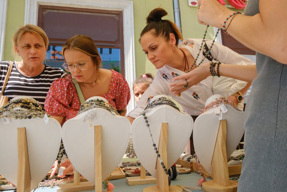 Łódź. Rękodzielnia na Piotrkowskiej w Łodzi. Kilkadziesiąt stoisk i różnorodny asortyment