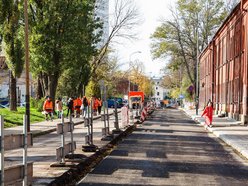 Remont Tymienieckiego w Łodzi. Widać już nowy asfalt, gotowy jest też nowy chodnik