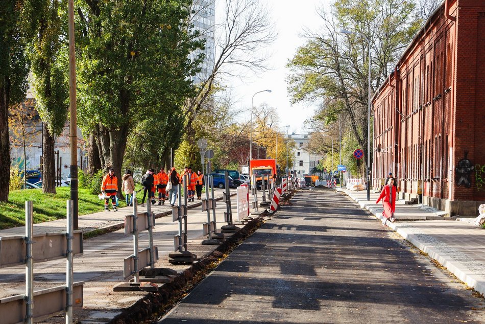 Remont Tymienieckiego w Łodzi. Widać już nowy asfalt, gotowy jest też nowy chodnik