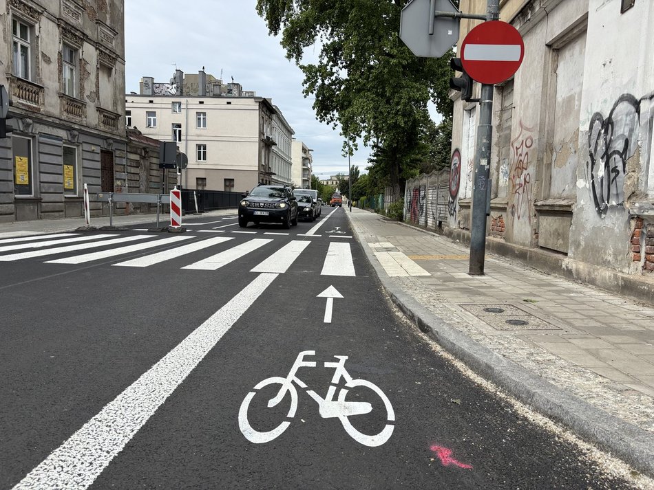 Łódź. Koniec remontu Skłodowskiej-Curie w Łodzi. Nowa jezdnia, chodniki, przystanki i zieleń