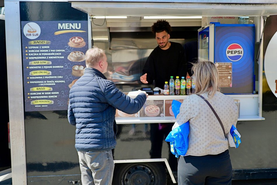 Łódź. Zlot food trucków w EC1 Łódź. Nie chce Ci się gotować? Koniecznie tam zajrzyj!