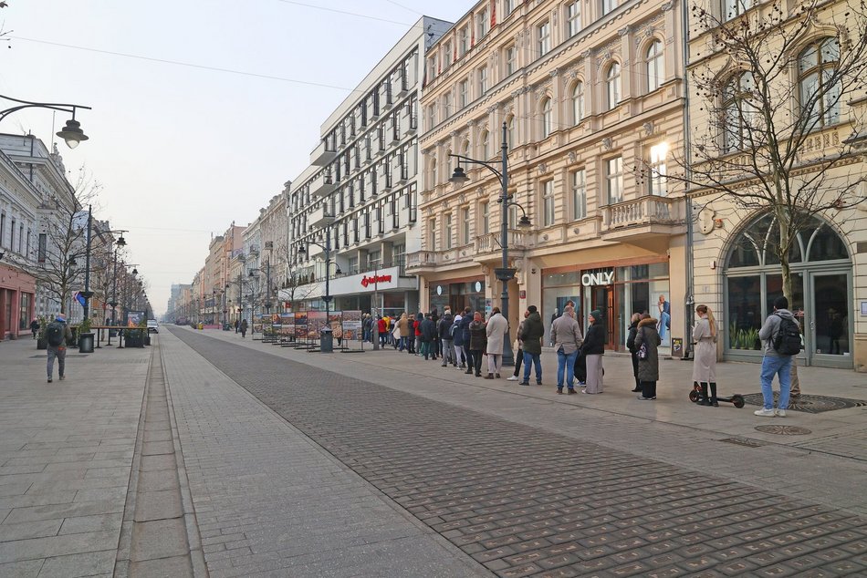 Tłusty czwartek w Łodzi. Gigantyczne kolejki w cukierniach i piekarniach po pączki