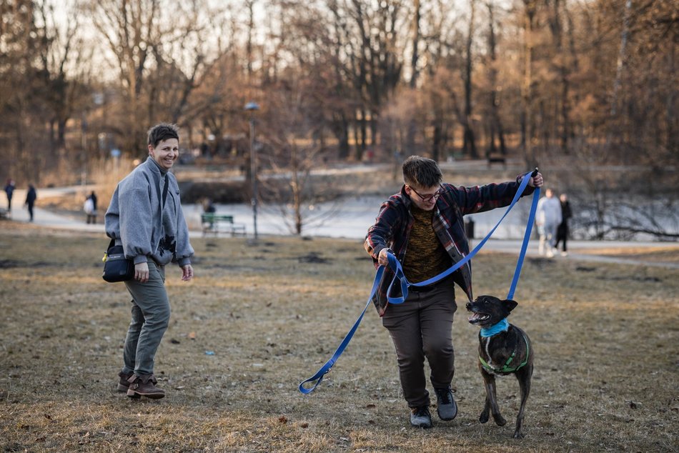 Łódź. Trójnogi Natan ze schroniska w Łodzi znalazł dom! Poznaj Martę i Kasię, które obdarzyły go miłością