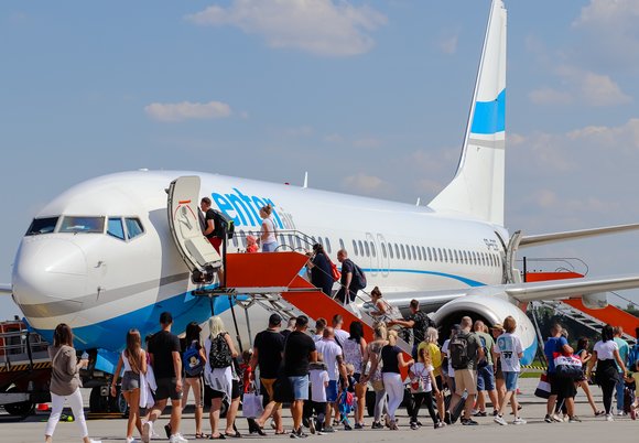 Lotnisko w Łodzi - turyści wsiadają do samolotu