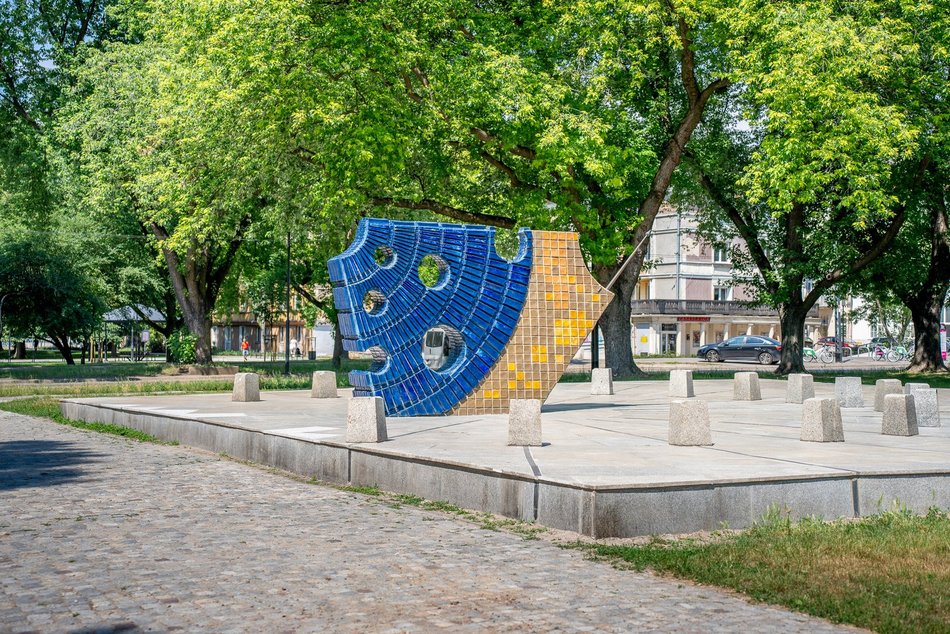 zegar słoneczny w parku