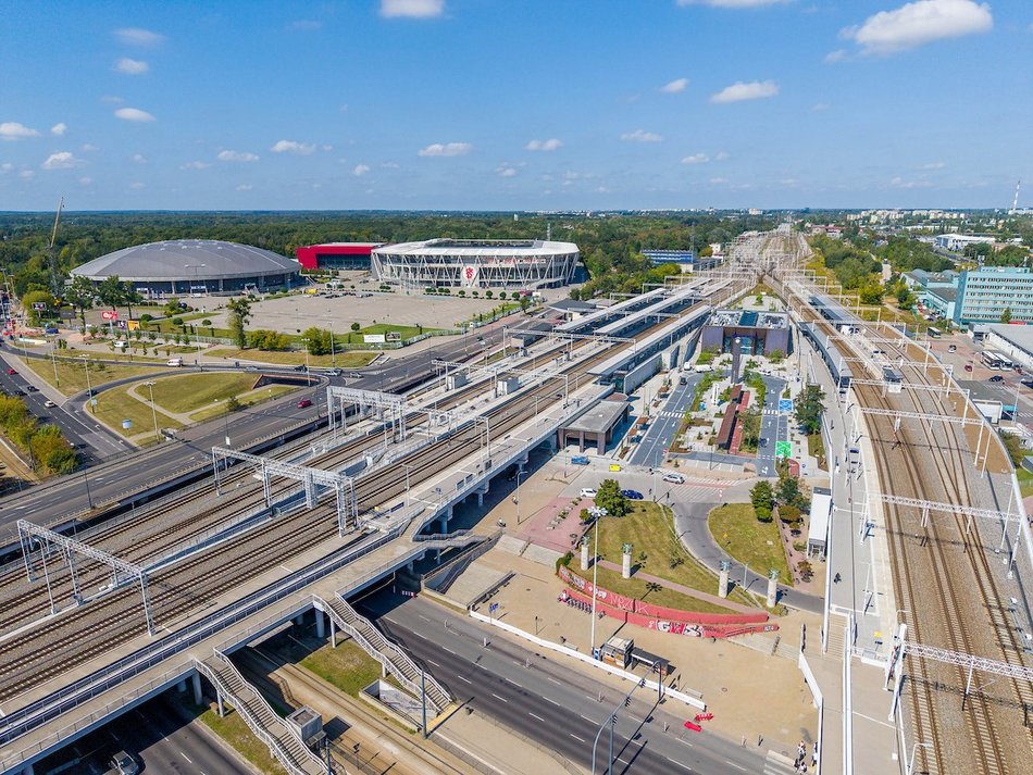 Łódź. Skwer przed dworcem Łódź Kaliska robi wrażenie! Tak zielono tam jeszcze nie było