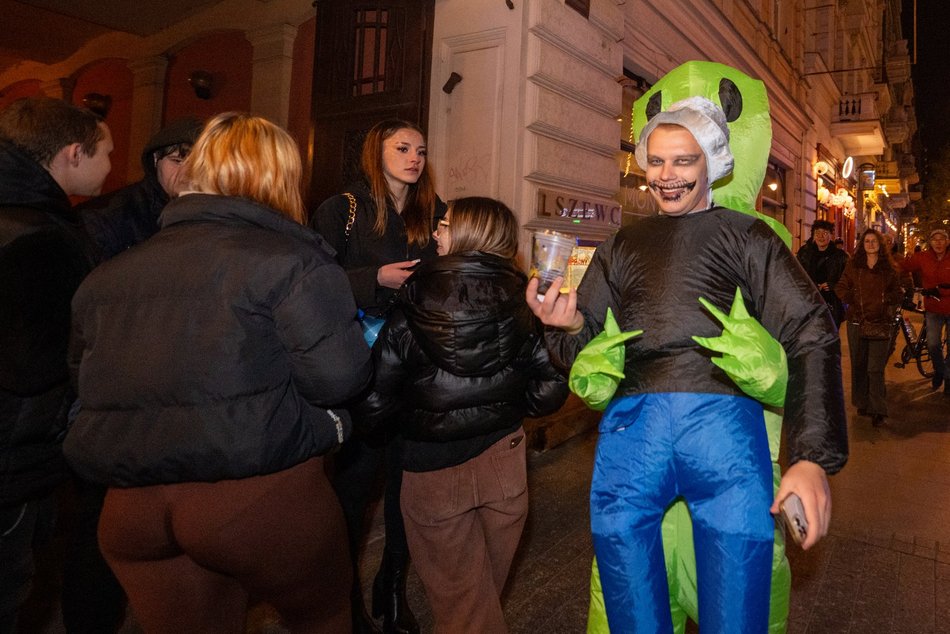 Łódź. Halloweenowa parada przeszła Piotrkowską w Łodzi. Tłumy duchów, czarownic i zombie!
