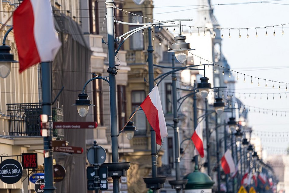 Łódź. Biało-czerwono na Piotrkowskiej. Flagi z okazji Święta Niepodległości