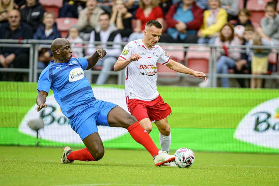 Łódź. Mecz Gwiazd w Łodzi. Na murawie Boniek, Krzynówek, Krychowiak