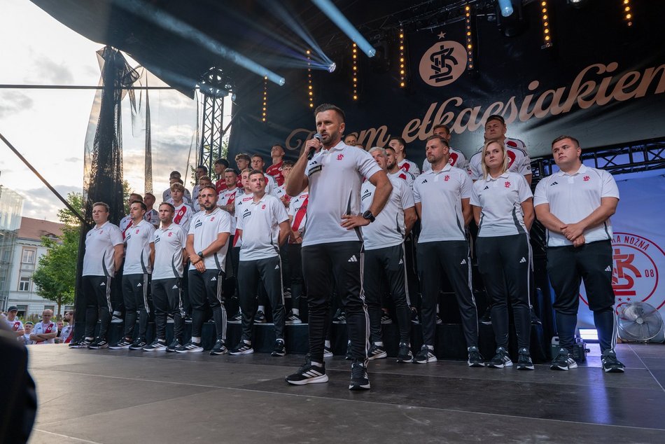 ŁKS Łódź zaprezentował skład na placu Wolności! Byłeś/aś tam? Odszukaj się w galerii