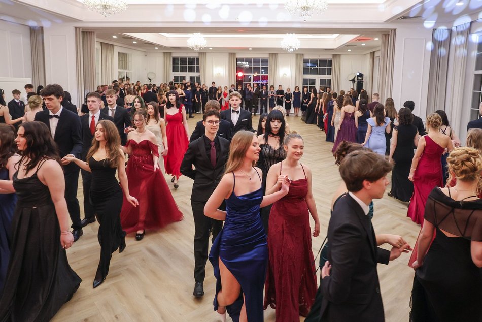 Łódź. Studniówka II LO w Łodzi. Wspaniali maturzyści świętowali w Pałacu Skotniki