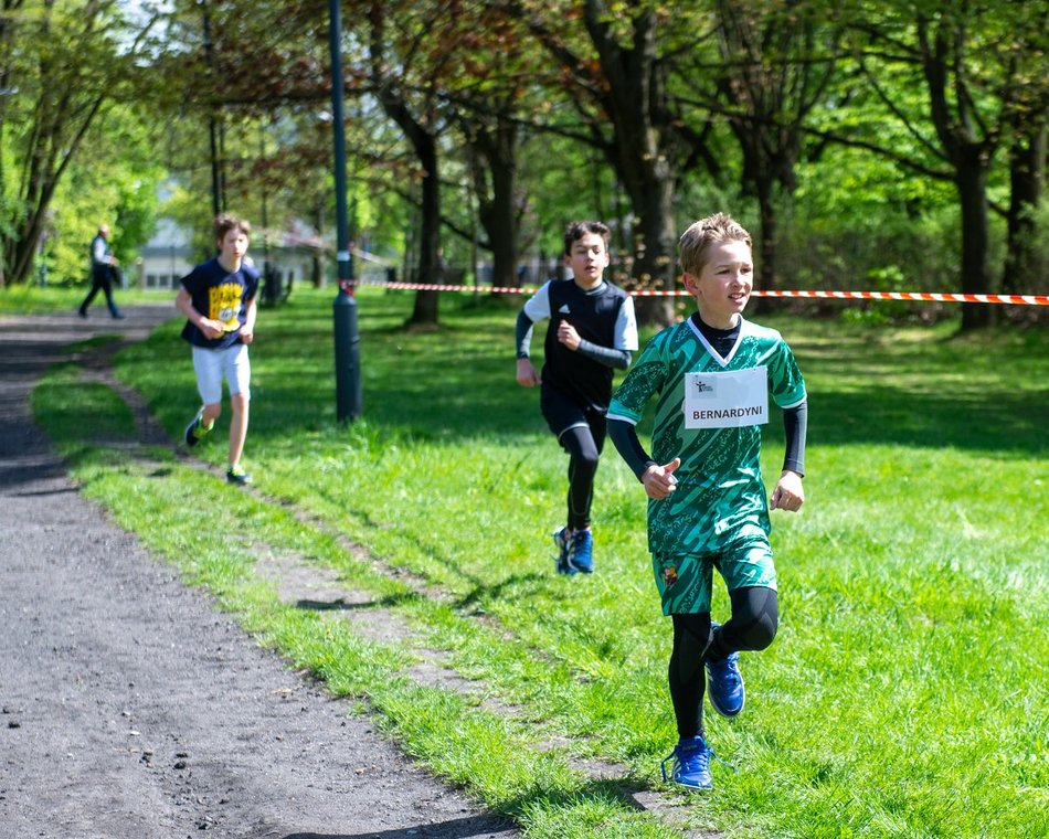 Łódź. XVII Bieg Olimpijczyków w parku Baden-Powella. Rywalizowali uczniowie szkół w Łodzi