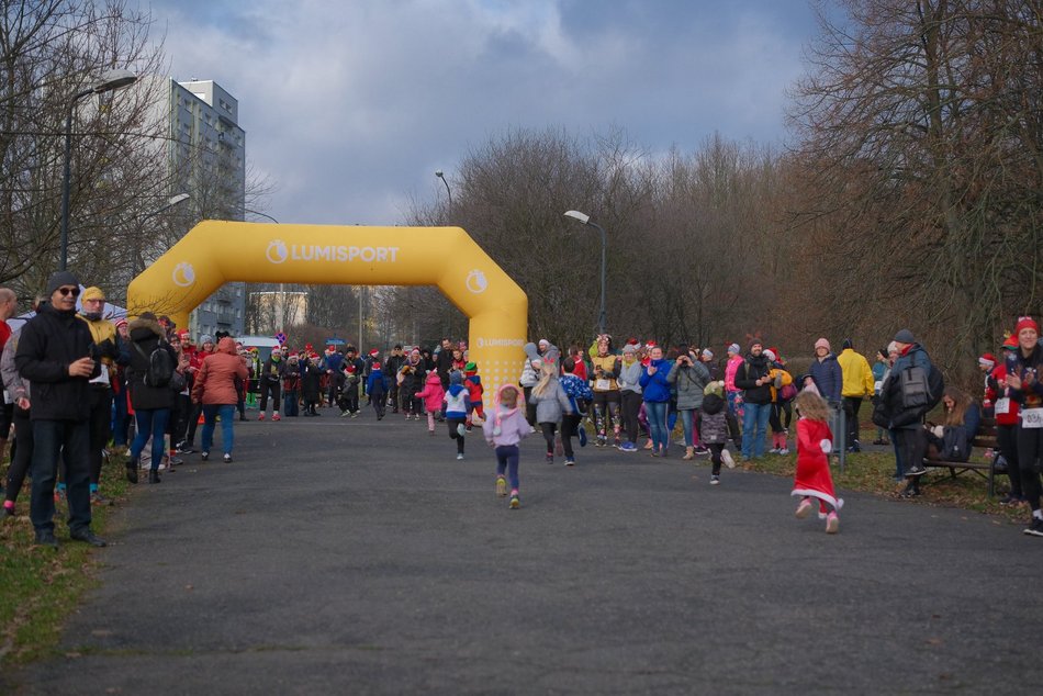 Łódź. Świąteczny bieg w parku Baden-Powella w Łodzi. Wspaniała atmosfera z nutą rywalizacji