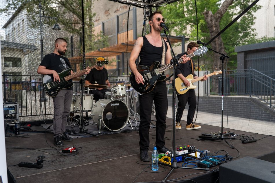 Granie w bramie w Łodzi. Kameralny koncert zespołu Superhive za nami!