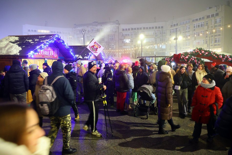 Tłumy na otwarciu Jarmarku Bożonarodzeniowego w Łodzi. Byłeś/aś? Znajdź się na zdjęciach!