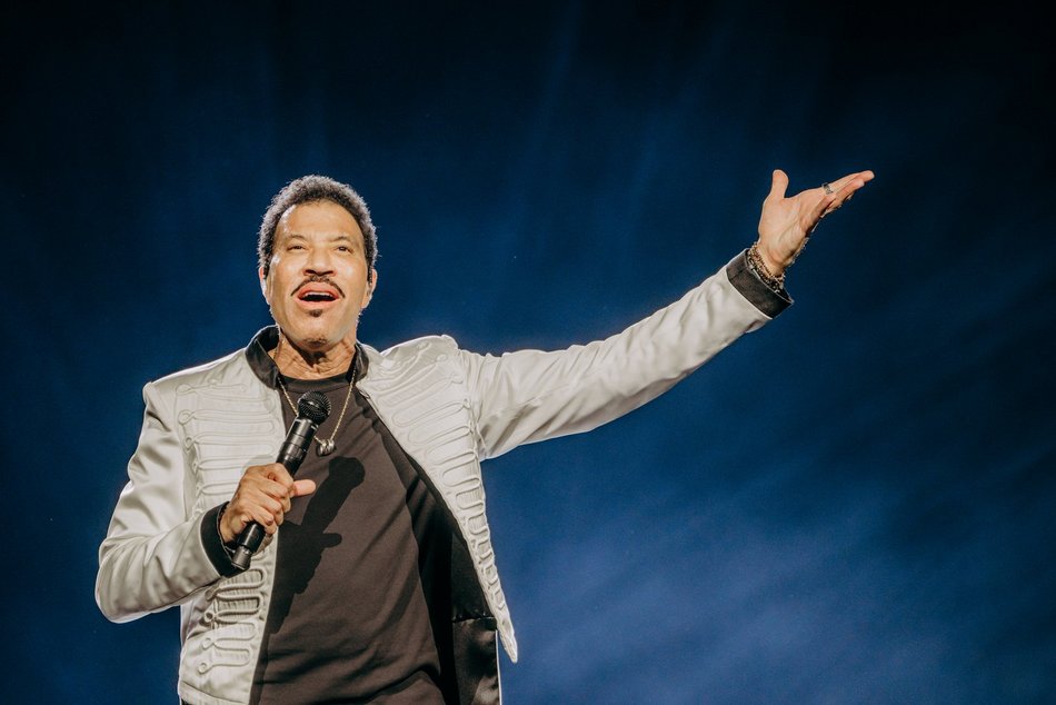 Łódź. Lionel Richie w Łodzi. Ponadczasowe hity porwały publiczność w Atlas Arenie