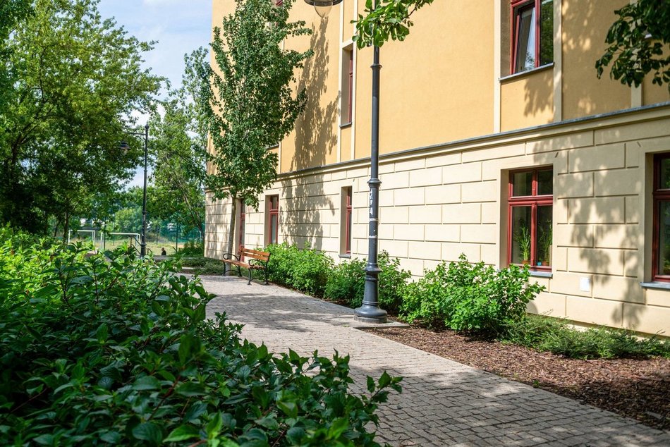 Wracamy na Mielczarskiego w Łodzi po remoncie. Ulica zachwyca zielenią i... spokojem!