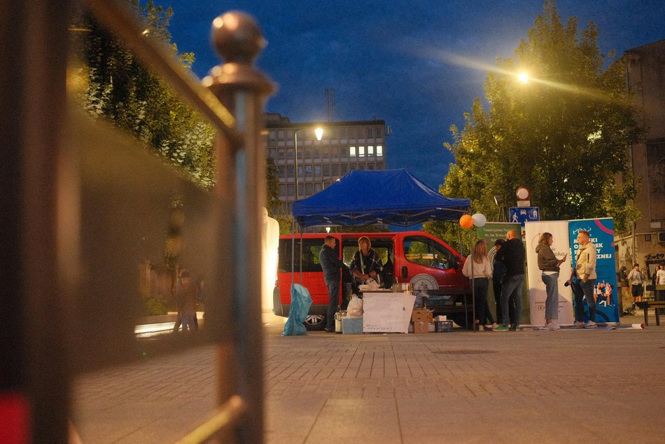 Łódź. Namiot Pełen Wsparcia w pasażu Schillera w Łodzi. Specjaliści pomogą potrzebującym