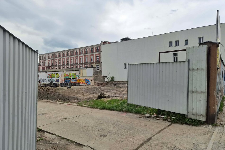 Łódź. Nowy supermarket w centrum Łodzi. Dwupiętrowy sklep stanie obok akademika BaseCamp