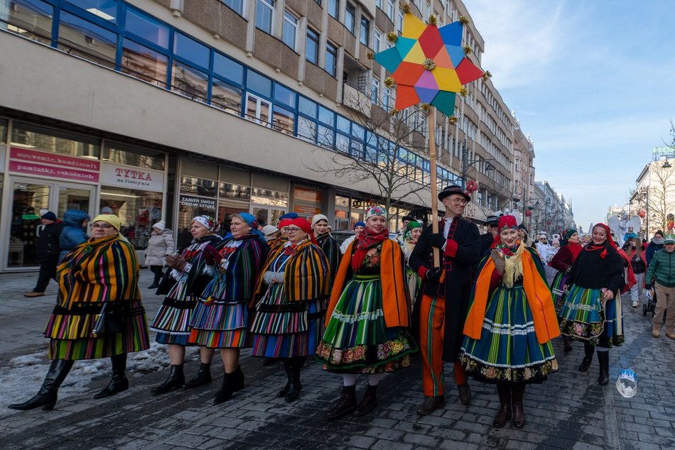 Łódź. Orszak Trzech Króli przeszedł ulicami Łodzi. Radosny pochód przyciągnął tłumy