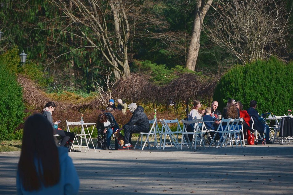 Słoneczna sobota w Parku Źródliska. Łodzianie odpoczywają od zgiełku miasta