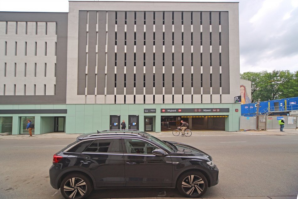 Łódź. Nowy parking wielopoziomowy w Łodzi. Kamery, nawigacja, łatwe płatności i inne bajery!