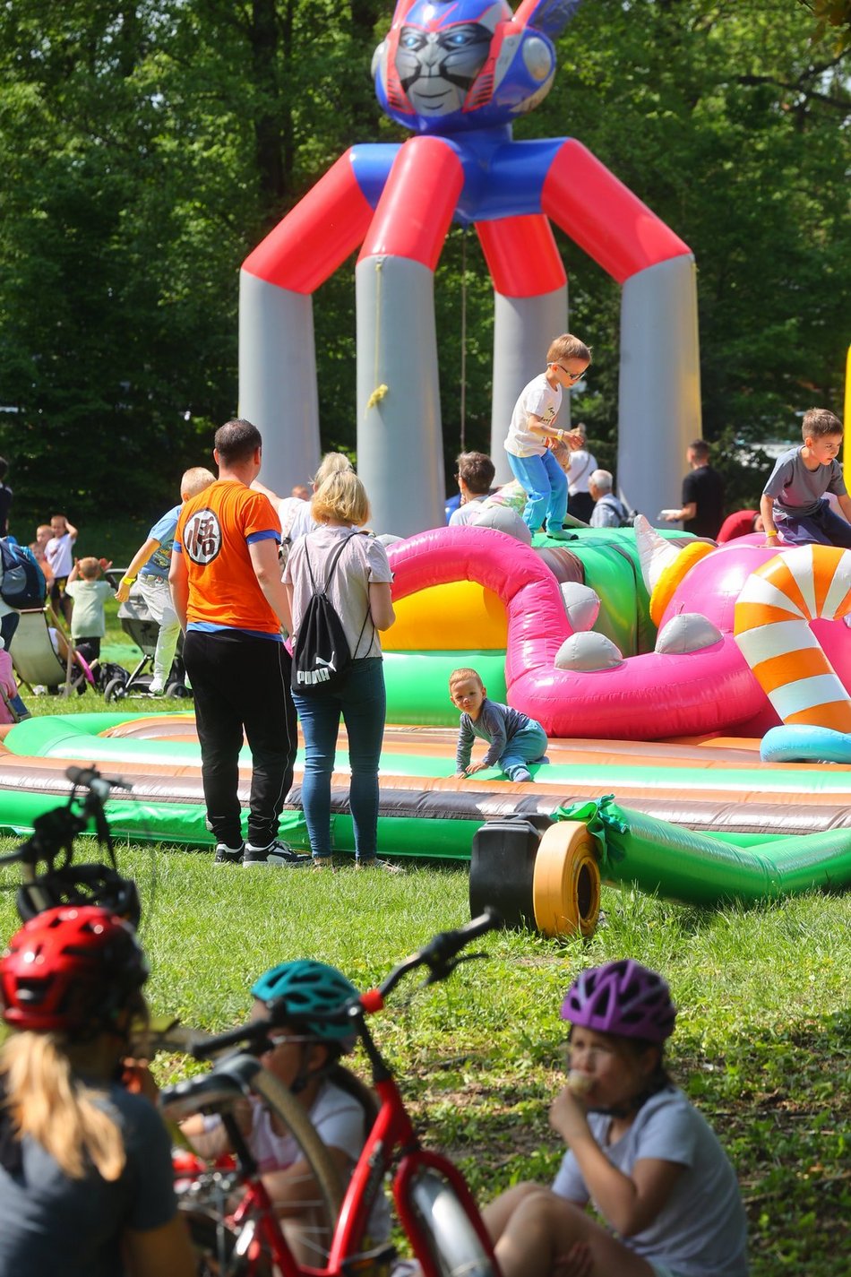 Łódź. Piknik na Młynku w Łodzi. Dmuchańce, alpaki, gigantyczne kręgle i rowery wodne