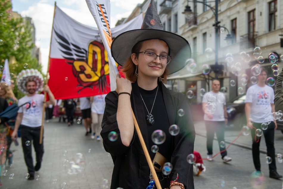 Łódź. Juwenalia 2025 w Łodzi. Kolorowy pochód studentów przeszedł Piotrkowską!