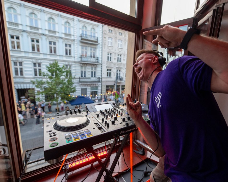 Łódź. Techno z okna Urzędu Miasta Łodzi. Rozgrzewka przed Paradą Wolności 2025!