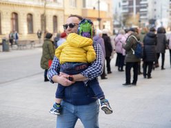 Spacerowicze na ul. Piotrkowskiej w Łodzi