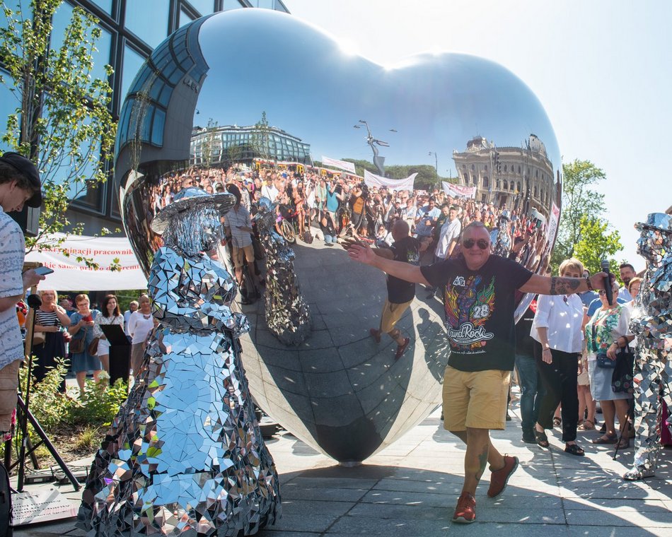 Serce WOŚP przed hotelem Puro