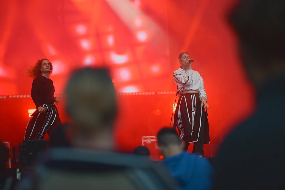 Sw@da x Niczos wystąpili na Great September 2025 w Łodzi. Koncert w pasażu Schillera