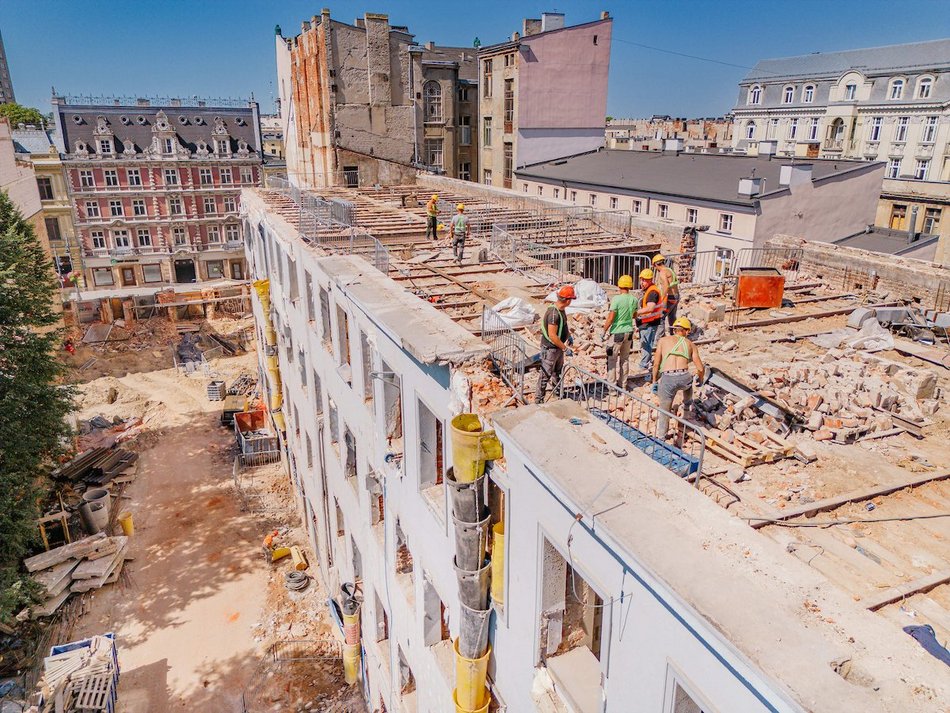 Łódź. „Dziura” przy Piotrkowskiej 58 w Łodzi znika na naszych oczach! Prace wystartowały!