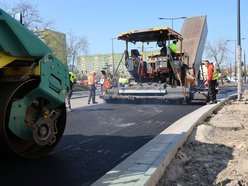 Łódź. Leją asfalt na Rondzie Broniewskiego w Łodzi! Remont Śmigłego-Rydza i Niższej zbliża się do końca!