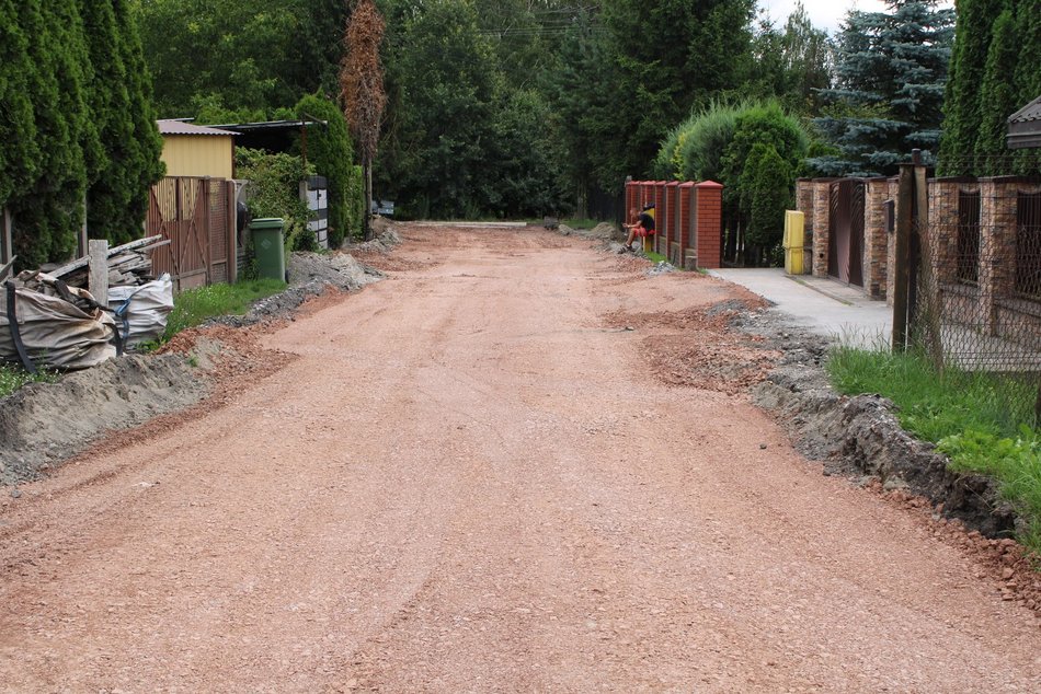 Łódź. Remont Bałtyckiej w Łodzi rozpoczęty. Betonowe płyty zastąpią drogę gruntową