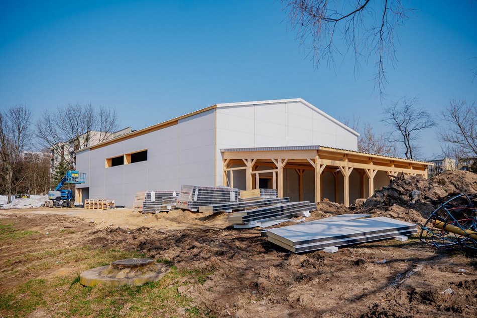 Łódź. Nowa hala sportowa przy Szkole Podstawowej nr 67 w Łodzi pnie się w górę. Kiedy otwarcie?