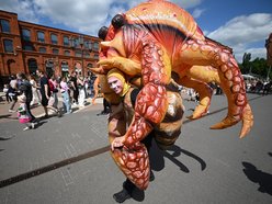 Kolorowa parada przeszła Piotrkowską z okazji urodzin Manufaktury