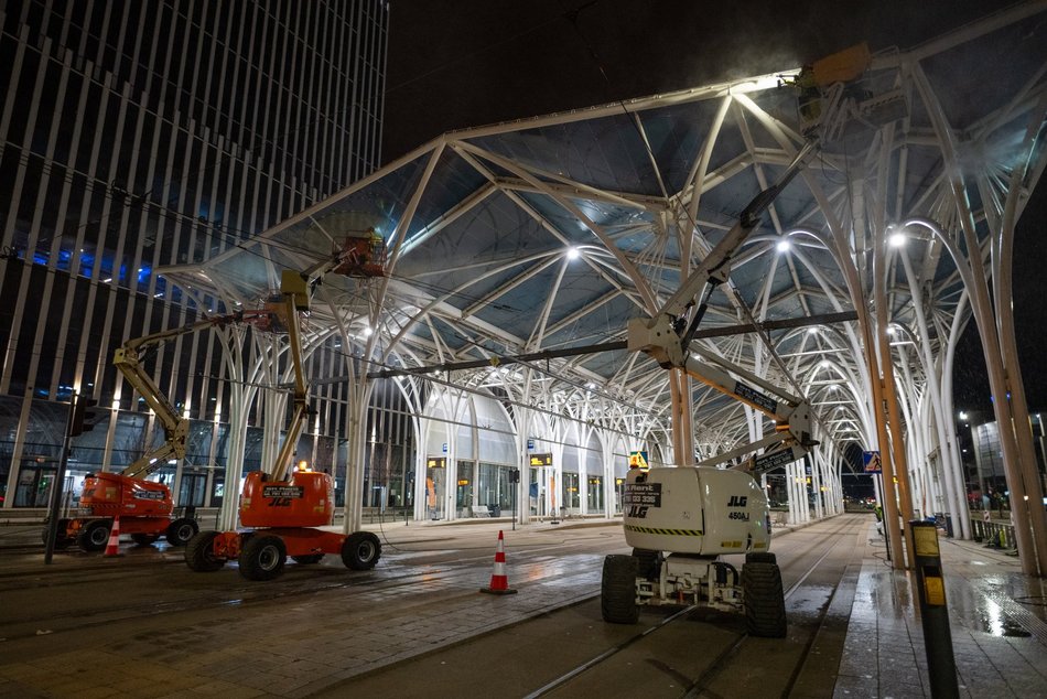 Wielkie sprzątanie Stajni Jednorożców. Przystanek umyty po sam dach!