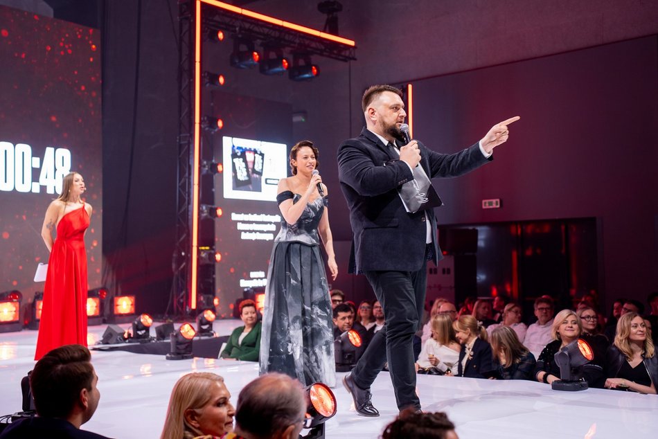 Łódź. Moda i pomaganie w klubie Wytwórnia w Łodzi. Zobacz zdjęcia z gali „poMocni w Modzie by Plesiak”