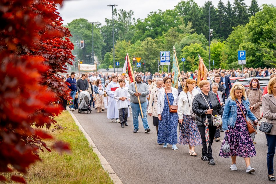 Łódź. Boże Ciało w Łodzi. Procesja z kościoła Matki Boskiej Zwycięskiej przeszła ulicami miasta