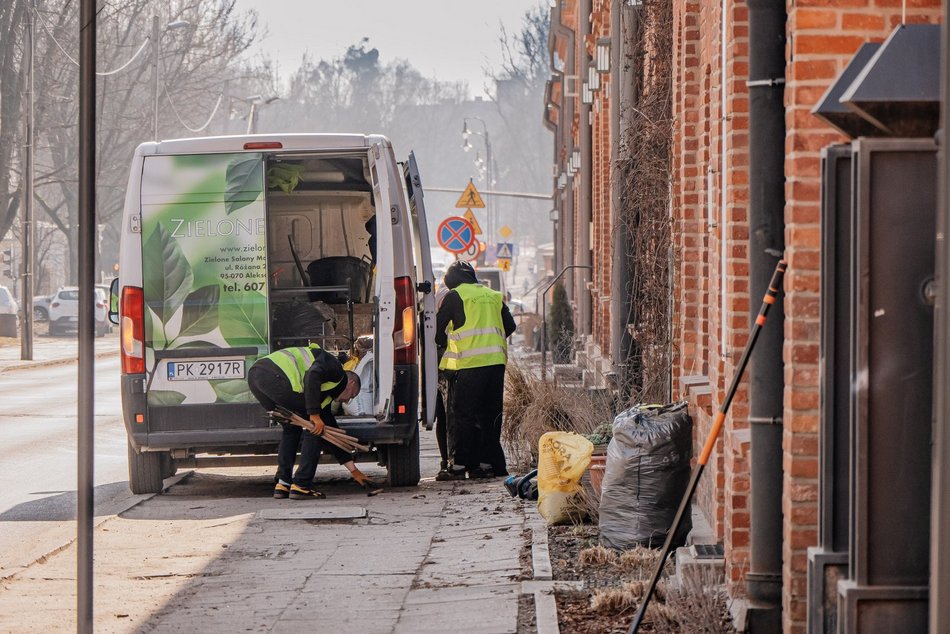 Fasady famuł na Księżym Młynie rozkwitną wiosną. Ale najpierw sprzątanie!