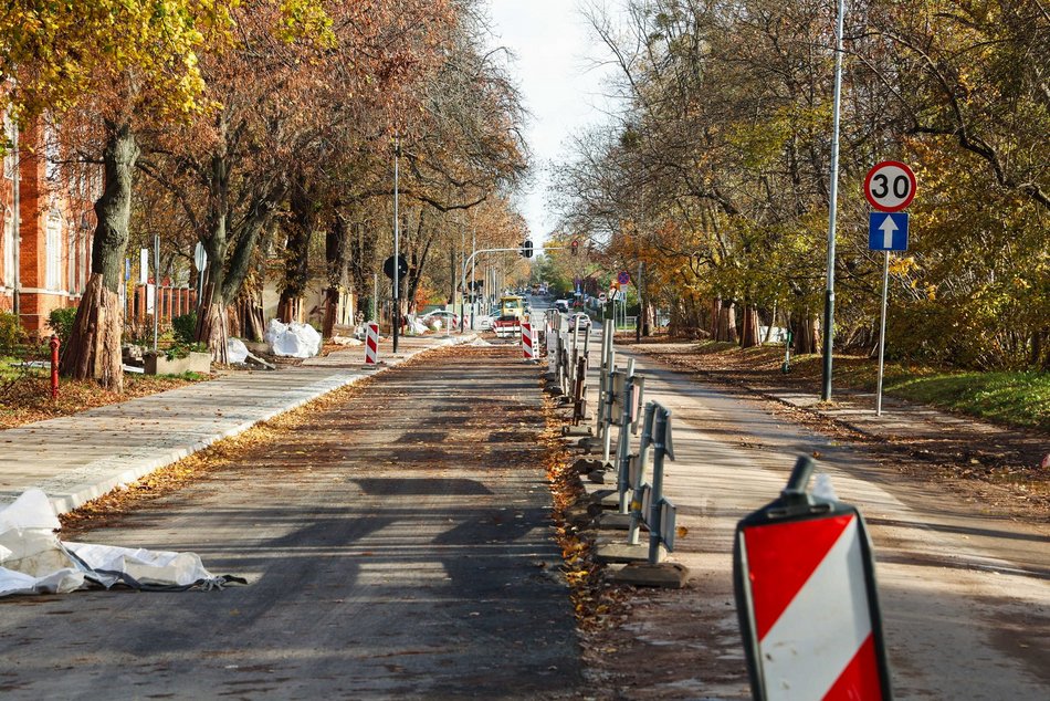 Remont Tymienieckiego w Łodzi. Widać już nowy asfalt, gotowy jest też nowy chodnik
