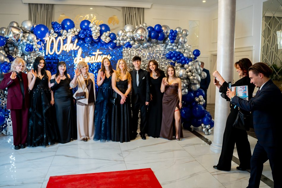 Łódź. Studniówka IV LO w Łodzi. Kreacje, które zapierały dech i radość na twarzach młodzieży