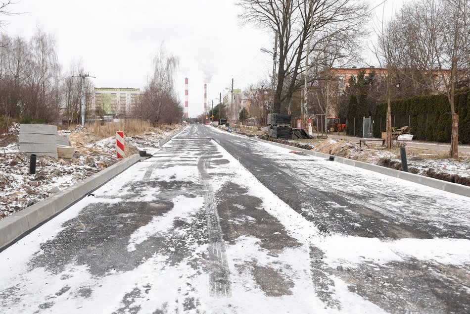 Łódź. Nowy asfalt na Zakładowej w Łodzi. Remont ważnej ulicy na Olechowie bliżej finiszu