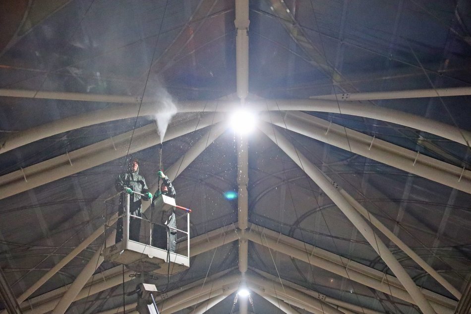 Stajnia Jednorożców w Łodzi podczas mycia