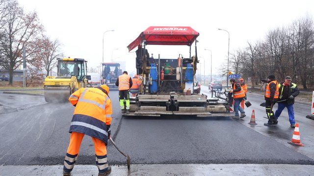 Nowy asfalt na Waltera-Janke. Remont ulicy wkracza w kolejny etap [ORGANIZACJA RUCHU]