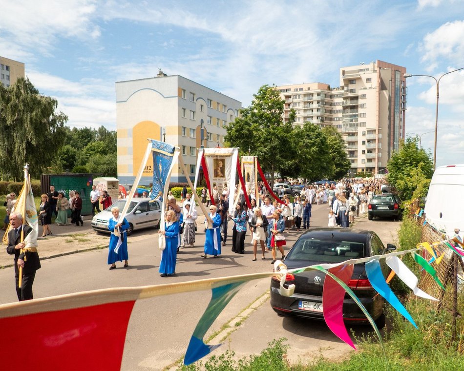 Łódź. Procesja Bożego Ciała na Widzewie w Łodzi. Wierni przeszli ulicami miasta