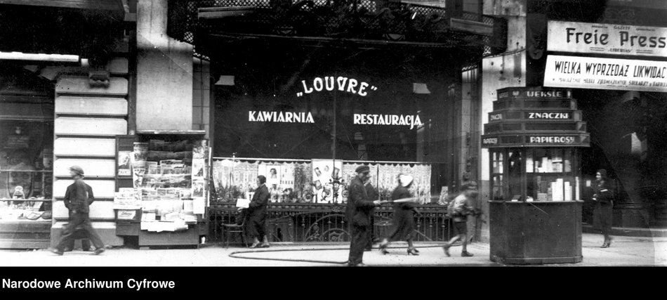 Stróż polewający wodą ulicę