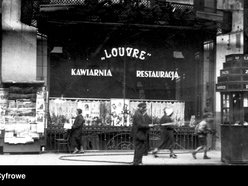 Stróż polewający wodą ulicę