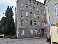 Łódź. Wzdłuż ściany tej kamienicy na ulicy Łagiewnickiej biegła granica między Bałutami a Łodzią, przebiega też kanał dawnej rzeczki